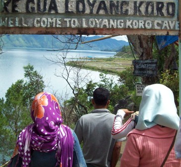 Pengunjung menuju Gua Loyang Koro